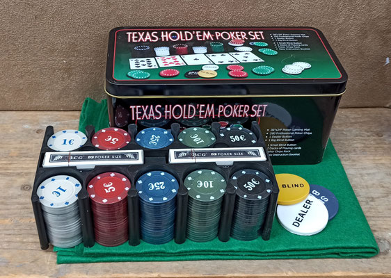 Caja con juego de póker con fichas