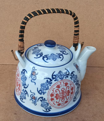 Tetera china porcelana con cestillo para infusiones. 21x20x15