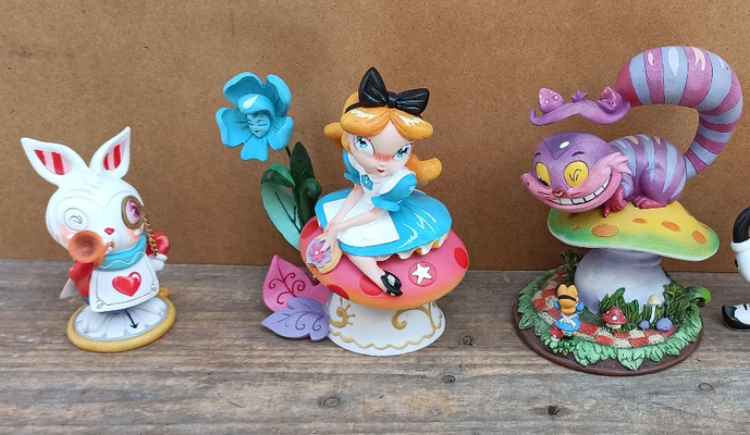 Miss Mindy. Figuras resina Alice in Wonderland. 