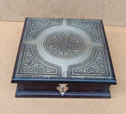 Caja madera repujada. Ref GE15. 17x17x5