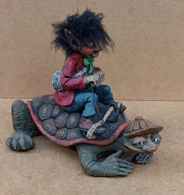 Arte Astur. Duende montando tortuga cerámica pintado a mano. Ref 426. 19x26x19