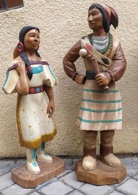 Figuras de indios en madera maciza talladas a mano en Tailandia. Ref EL0324 (90x35x22) y EL0198 (105x40x25)