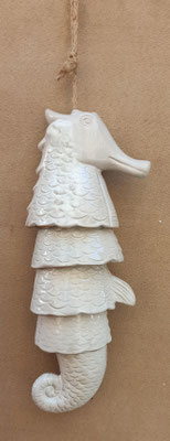 Campanas porcelana "Caballito de mar". Ref 6CE0925. 55x13,5x7,5