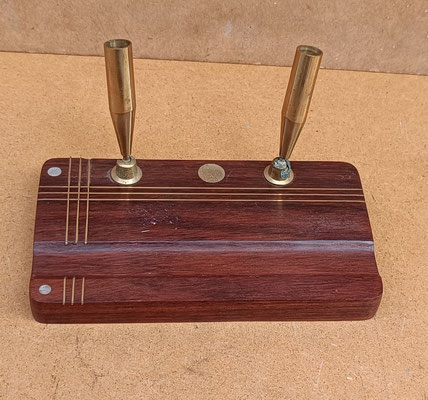 Porta bolígrafos madera y latón. 15x9x9