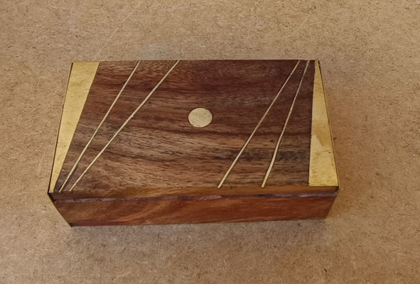 Caja madera adornos latón. Ref 124. 9x5x3