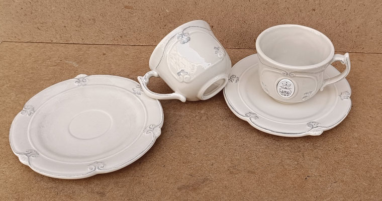 Juego 6 tazas con plato de porcelana relieve. Ref 209924. 