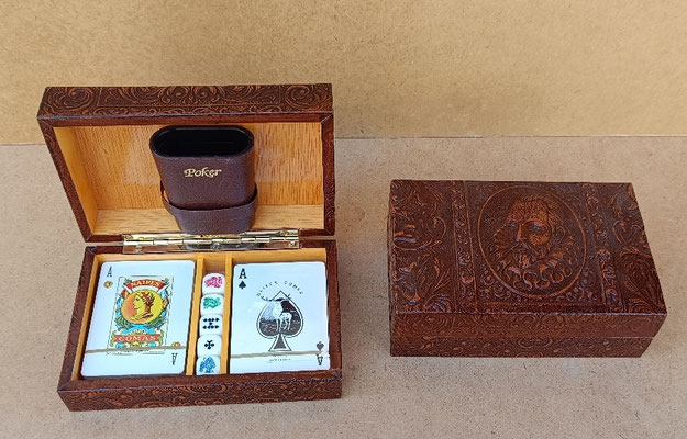 Caja con juegos variados (cartas póker/española, dados y dominó) en caja cuero repujado. Ref 1058. 11x17x6