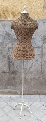 Maniquí mimbre. Ref 50077. 162x37x25