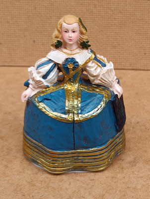 Diego Velázquez. Menina Infanta Margarita azul resina. Ref 15007. 10x7x6