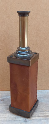 Catalejo cuadrado cuero y metal dorado oscuro. Ref KA029. 35 centímetros alto abierto