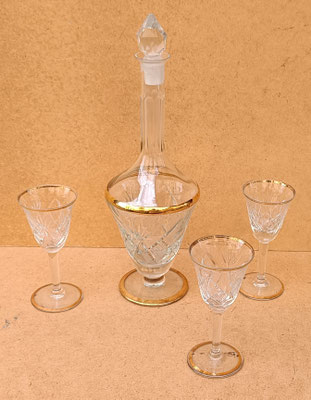 Licorera cristal tallado con 3 copas. 36x13. Copas 14x6,5