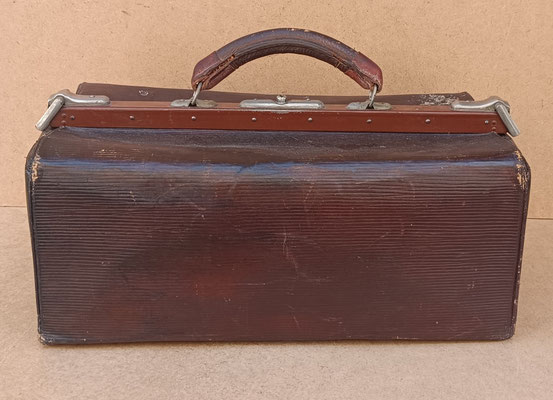 Maletín de cuero. 45x24x30