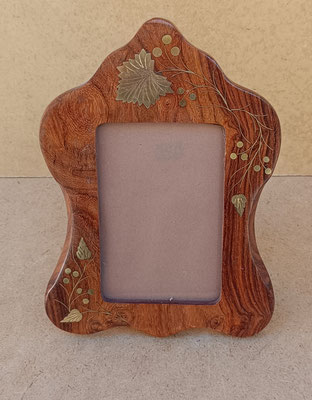 Portafotos madera adornos latón. Ref ABE1. 20,5x15