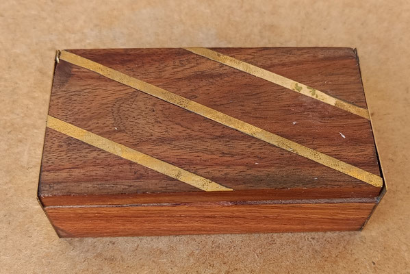 Caja madera adornos latón. Ref 124. 9x5x3