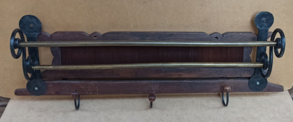 Disponible en abril 2025. Perchero hierro y madera. 74x23x18