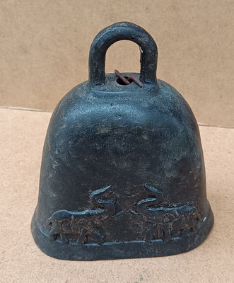 Campana bronce relieve elefantes. Ref 26186. 13,5X11,5X6