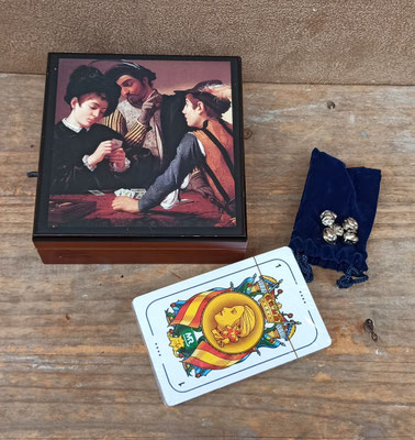 Caja con juego de cartas y dados. Ref 30301100. 12x12x5