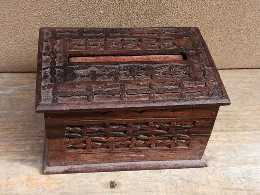 Cigarrera de madera. Ref 10457001. 14x9x8. Origen Indonesia.