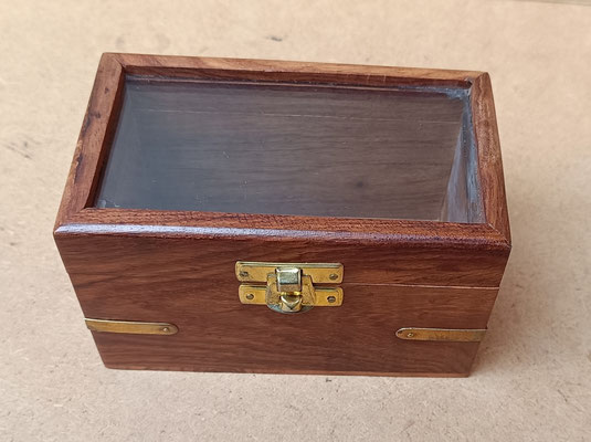 Caja madera de palisandro con adorno de latón y tapa cristal.  Ref C027. 8x13x7, 5