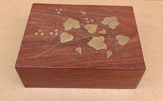 Caja madera adornos latón. Ref 1478. 20x15x7