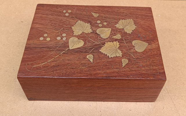 Caja madera de palisandro adornos latón. Ref 1478. 20x15x7