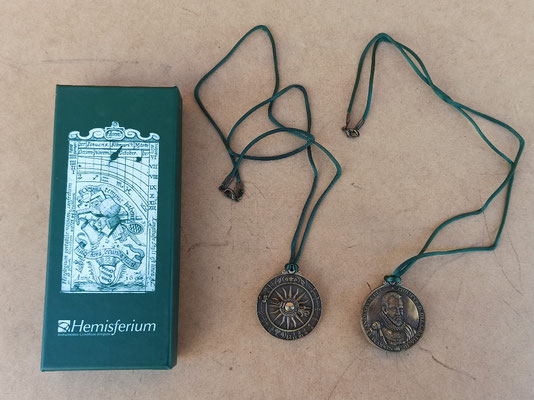 Reloj de sol colgante de Felipe II latón. Ref H88. 6x5