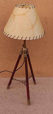 Lámpara trípode latón y madera. Regulable en altura. Ref 4055. máximo 57x21