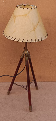 Lámpara trípode latón y madera. Regulable en altura. Ref 4055. máximo 57x21