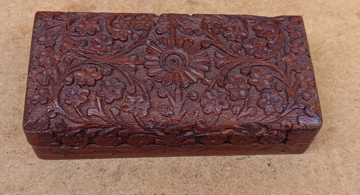Caja madera de palisandro labrada. Ref WA219. 15x7,5x3,5