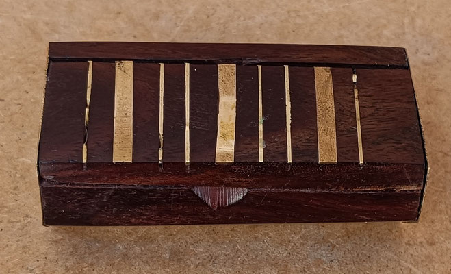 Caja madera adornos latón. 7,5x4,5x2,5