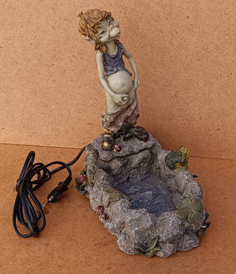 Fuente duende resina. Ref 44023. 27x26x25