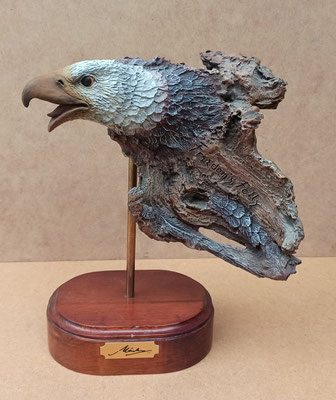 Märka Gallery. Águila resina con base madera. Pintado a mano. Ref WFA12. 20x17x10