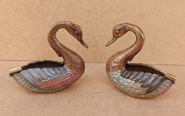 Cenicero cisne metal esmaltado. Ref 50004. 10x11x5