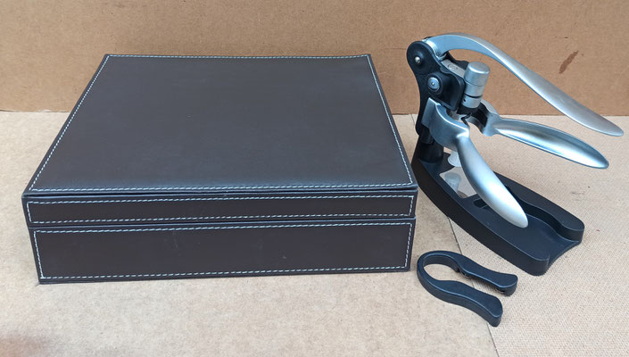 Set abrebotellas en caja polipiel. Ref 33075231. 27x22x8