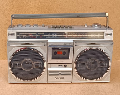 Radio cassette vintage Sanyo M 9935K. 50x10x35