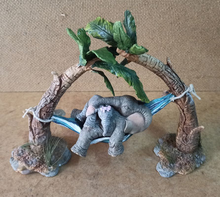 Tuskers. The adventures of Henry & Henrietta - Siesta. Ref 91078. Resina. 12x20x6