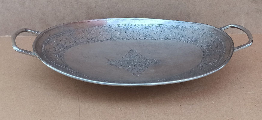 Bandeja metal con patas. Ref IA016. 45x28x10
