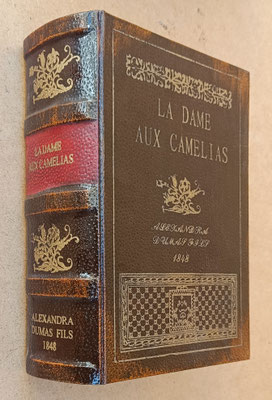 Caja libro La dama de las camelias. Ref 9310203. 25x18x8,5