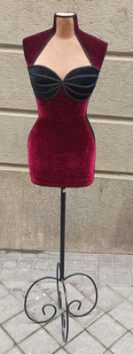 Maniquí terciopelo. 145x30x17