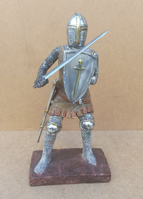 Caballero medieval resina. Ref 92035. 23x13x7