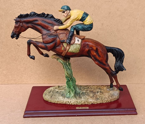 Jockey resina. Ref 7074. 32x45x17