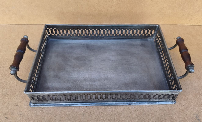Bandeja metal con balconcillo. Ref IB851. 40x21x5