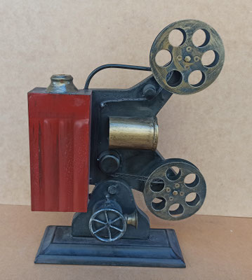 Proyector de cine de hojalata. 47x35x12