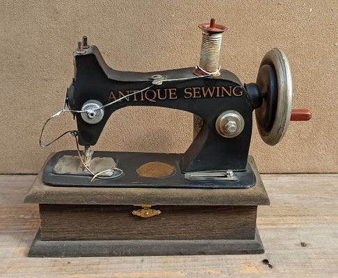 Disponible en enero 2026. Caja máquina de coser. Ref 1839. 25x20x10