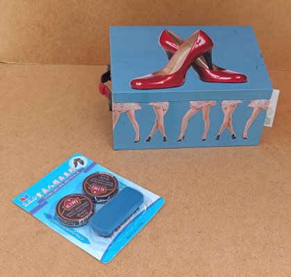 Zapatero retro con cepillo y cremas.  Ref 1177. 16x26x15