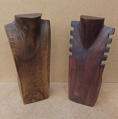 Busto expositor collares madera. 30x15x6