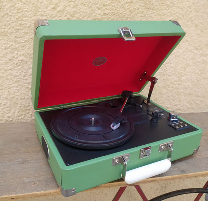 Sammer. Tocadiscos estilo retro. XT128. 35x25x13 (cerrado) /33 (abierto)