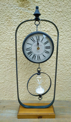 Reloj con reloj arena colgante. 