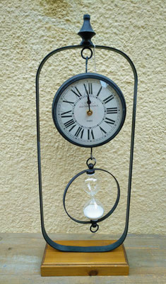 Reloj con reloj arena colgante. 