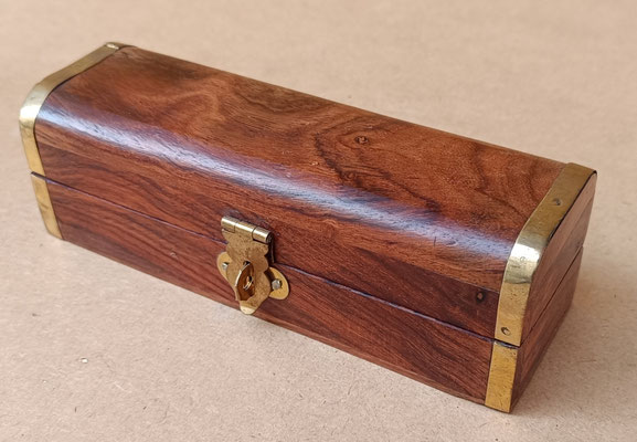 Caja madera de palisandro con adorno de latón. Ref C025. 5x15,5x5